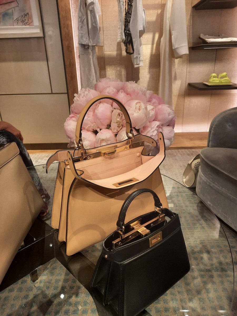 MoodofParis's tweet photo. Fendi Fendi Fendi
#personalshopping #fendi #ruesainthonoré #Paris #parischic https://t.co/WNJJgtXj1M
