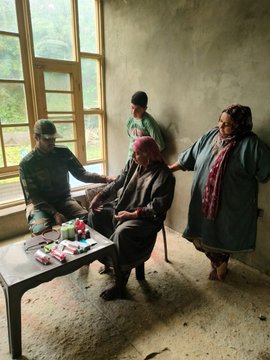 #IndiaArmy organised a routine Medical check up of Veer Nari and Family Members at Qazipur, #Pulwama with an aim to provide medical facilities and health check up to the citizens. The event strengthened the bond between the soldier and citizens.  #Kashmir #oriele   
@adgpi
📷