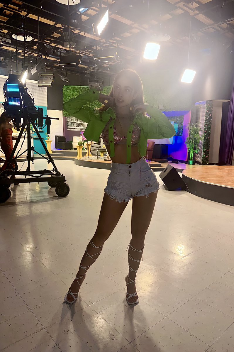 nellyBurGuette's tweet photo. Ayer estuvimos en Televisa Veracruz 🎤🎶 #DICEN que esta noche la rompemos en @rushbar_ 🎶🎬 https://t.co/swawHvv8RK