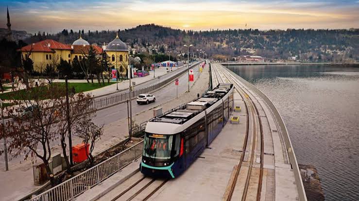 İstanbul’umuzun 2050 yılı  “karbon nötr” ve “dirençli bir kent” olma hedefi uyarınca İstanbul İklim Değişikliği Eylem Planımız hazır🍀
Yerleşim ve hareketlilik yoğun bölgelerde karayolu trafiğini azaltacak 46,2 km ve 46 istasyonu raylı sistem ağına ekledik 🚇 
#ÇevreGünü kutlu…