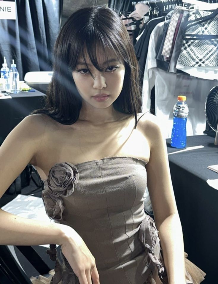 deobizt's tweet photo. adaa yang tau gak ini jennie update dimana haram atau halal ya? #zonaba https://t.co/ACYNe6TuLY