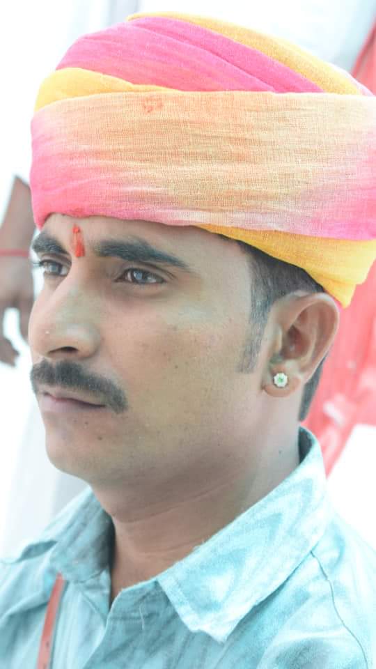 Sharwan389's tweet photo. राजस्थान री शान है पगड़ी
महज आन-बान और शान ही नहीं बहुत सी जिम्मेदारियों का आभास भी है पगड़ी 🙏
#PagdiTwitter #SafaWithTwitter
#Rajasthan https://t.co/XJctXCbfO3