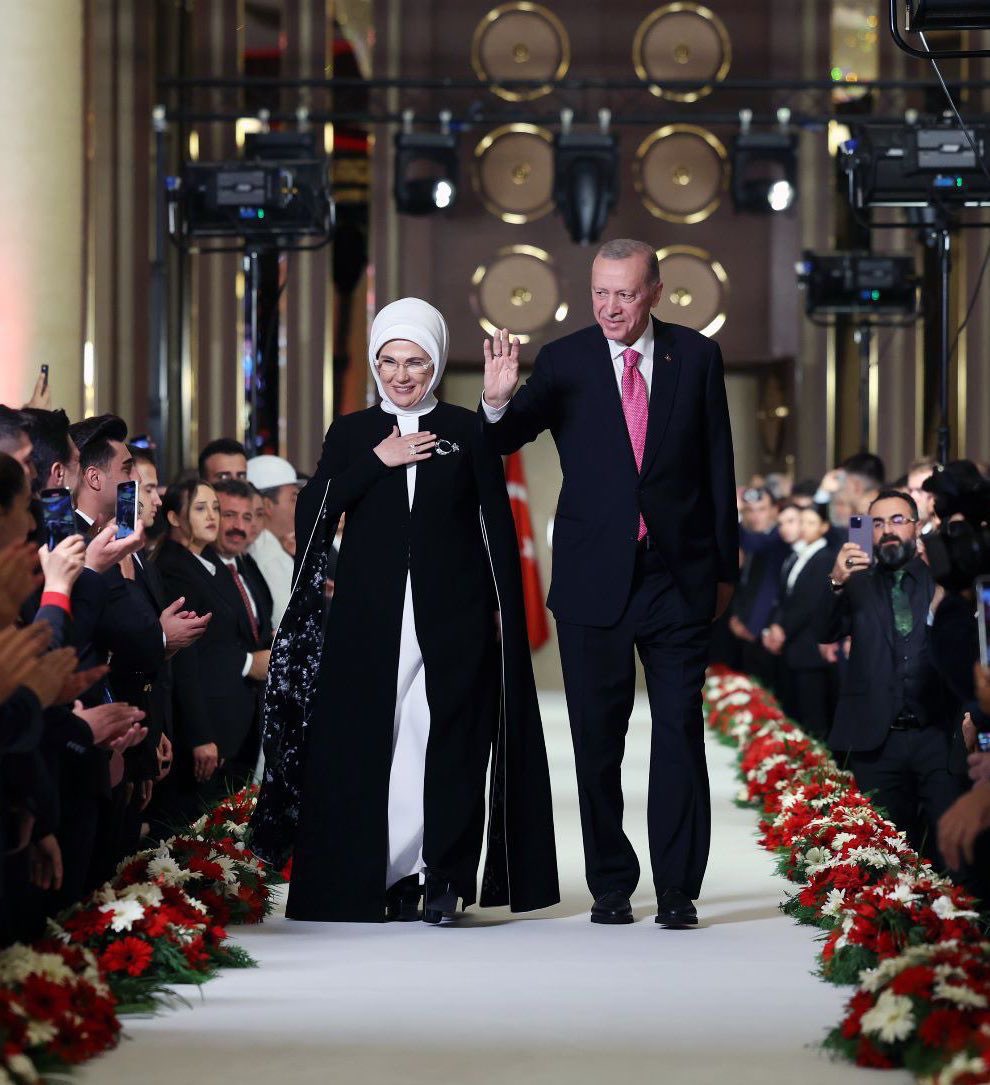 maummder's tweet photo. Cumhurbaşkanlığı seçimlerinde 27 milyon 834 bin 574 oy alarak yeniden Cumhurbaşkanımız seçilen Recep Tayyip Erdoğan’ı tebrik ederiz. Bakanlık görevlerini yapacak olan yeni kabine üyelerimizin de ülkemize ve milletimize hayırlı olmasını temenni ederiz. https://t.co/DS1yILWm5x