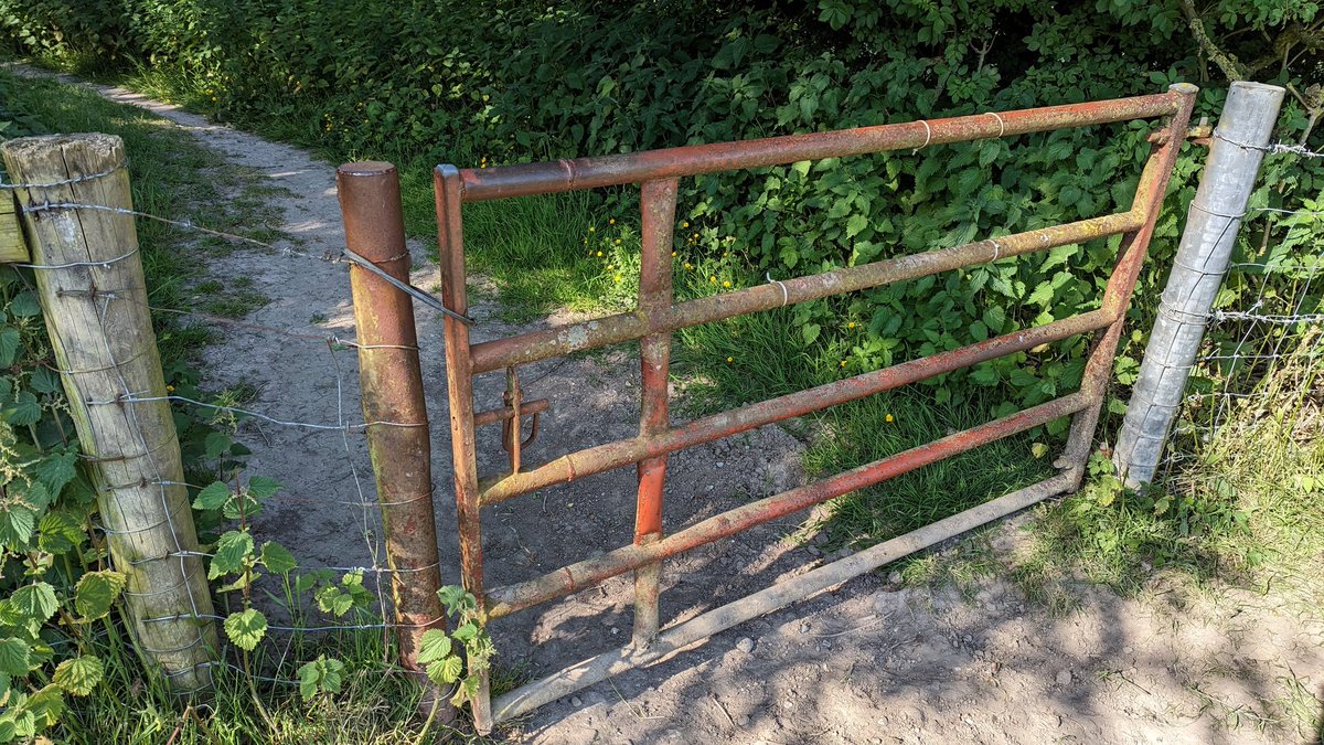 RecyclerBill's tweet image. This morning&apos;s #gate brings with it a well used, effective &amp;amp; #repurposed #latch followed by a fantastic view of @sdnpa 
#QuiteInterestingGatesAndLatchesOfTheUK #BillsGates