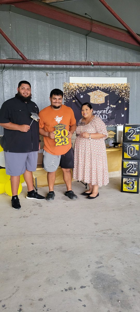 PinonesRuby's tweet photo. Find a coach who is more than just a coach. My boy is blessed and gained another 3 people who have become fam,(even his little adopted throwing brother) 😭🤣 #babyRod #Family 🙏 @CoachRodz https://t.co/bLnVgqvGEe