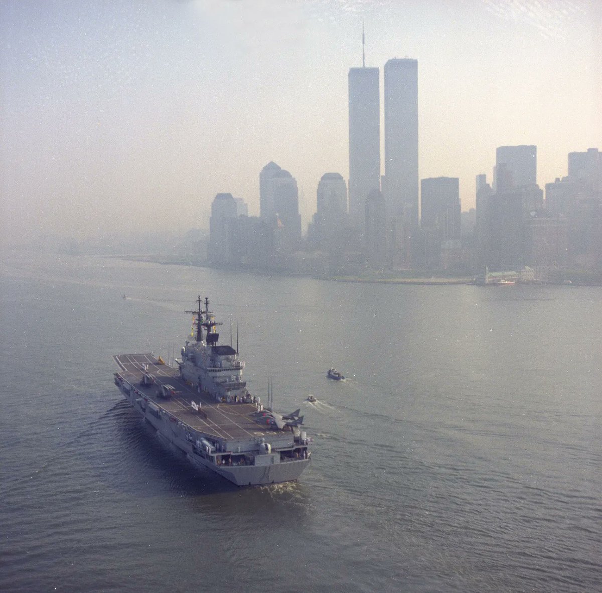 ItalianNavy's tweet photo. #naveGaribaldi compie oggi 40 anni dal varo. Con i suoi 180 metri di ponte di volo, gli elicotteri imbarcati e la grande versatilità, l’unità è stata impiegata in gran parte delle principali missioni internazionali.
Tanti auguri nave Garibaldi!
#MarinaMilitare https://t.co/XjBBIOYnu8