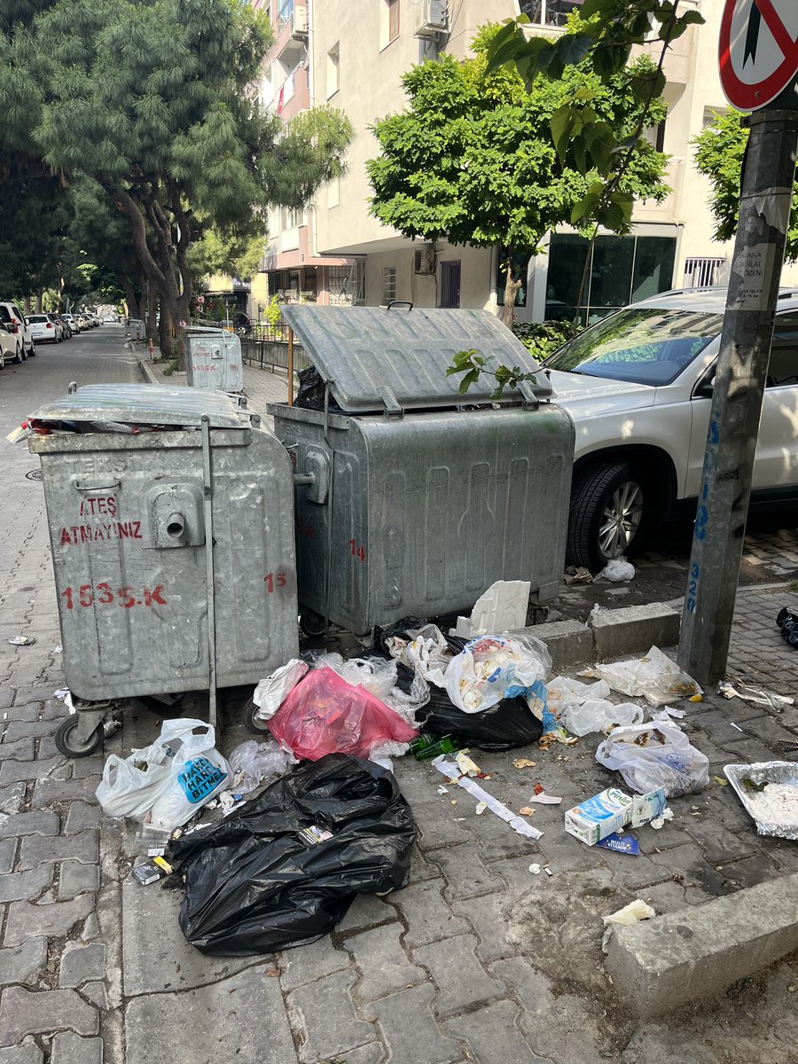 Klasik bir Bornova sabahı😤şu çöpleri geceden toplasaniz, birikenleri kedi-köpek sabaha kadar dağıtamasa mesela? <a href="/bornovabld/">Bornova Belediyesi</a> <a href="/drmustafaidug35/">Dr. Mustafa İduğ</a>