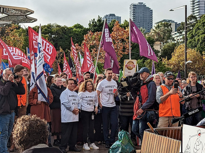 DavidRobie's tweet photo. South Australia adopts #draconian new #law curbing peaceful climate protest #AsiaPacificReport #righttoprotest #civildisobedience #climatecrisis #oilgasregime #SouthAustralia #protestvideo #investigativejournalism @Wendy_Bacon #humanrights #civilsociety
https://t.co/eqfRCYy7ml https://t.co/XQnyR5qTtR