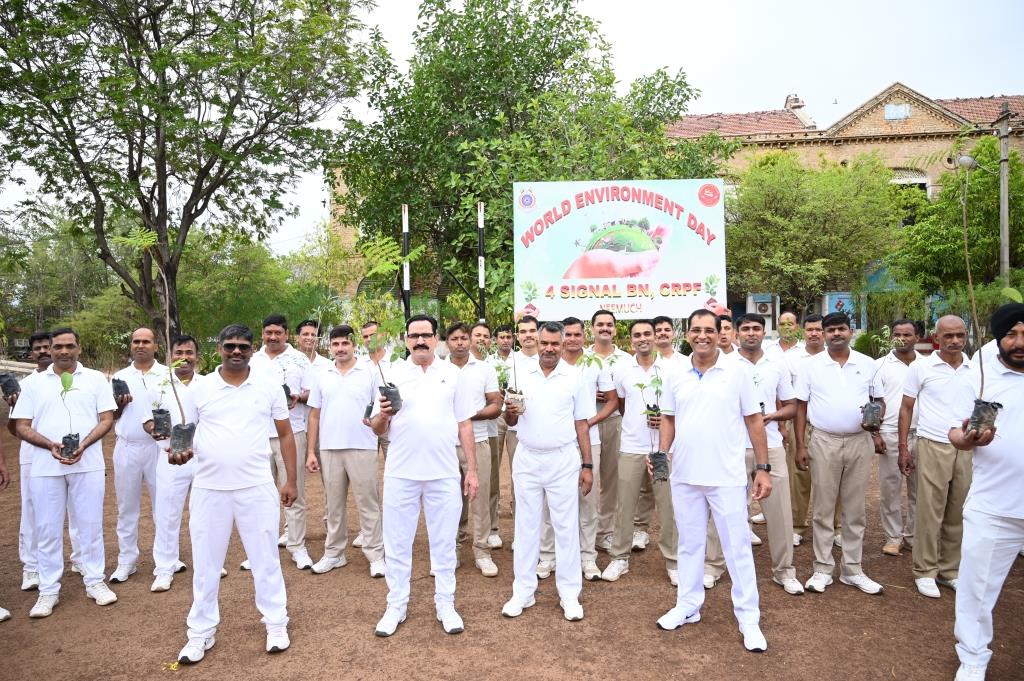 4_crpf's tweet photo. 4Signal Bn is dedicated for  #OneManOnePlant #TreePlantation @moefcc @bsi_moefcc #MissionLife #TreeIsLife @4_crpf @crpfindia @MPSECTORCRPF #SavePlanet #AzadiKaAmritMahotsav #PlantationDrive https://t.co/5B3lnV0WCv