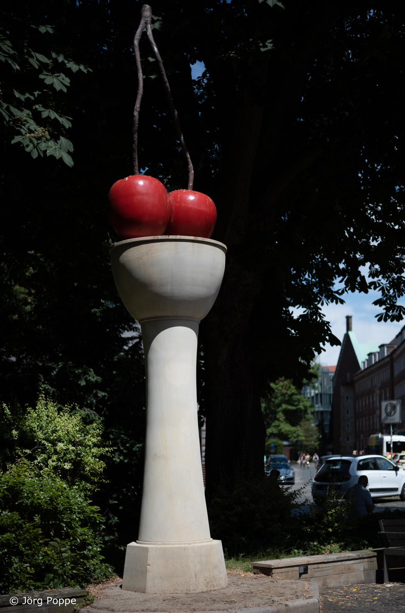lichtaufnahmen's tweet photo. "Kirschensäule", 1987. Thomas Schütte, Sandstein, lackiertes Aluminium. #thomasschütte #kirschensäule #sandstein #münster #figur #plastik #bildhauer #skulptur #standbild #l39915 https://t.co/4UfXPeGArx
