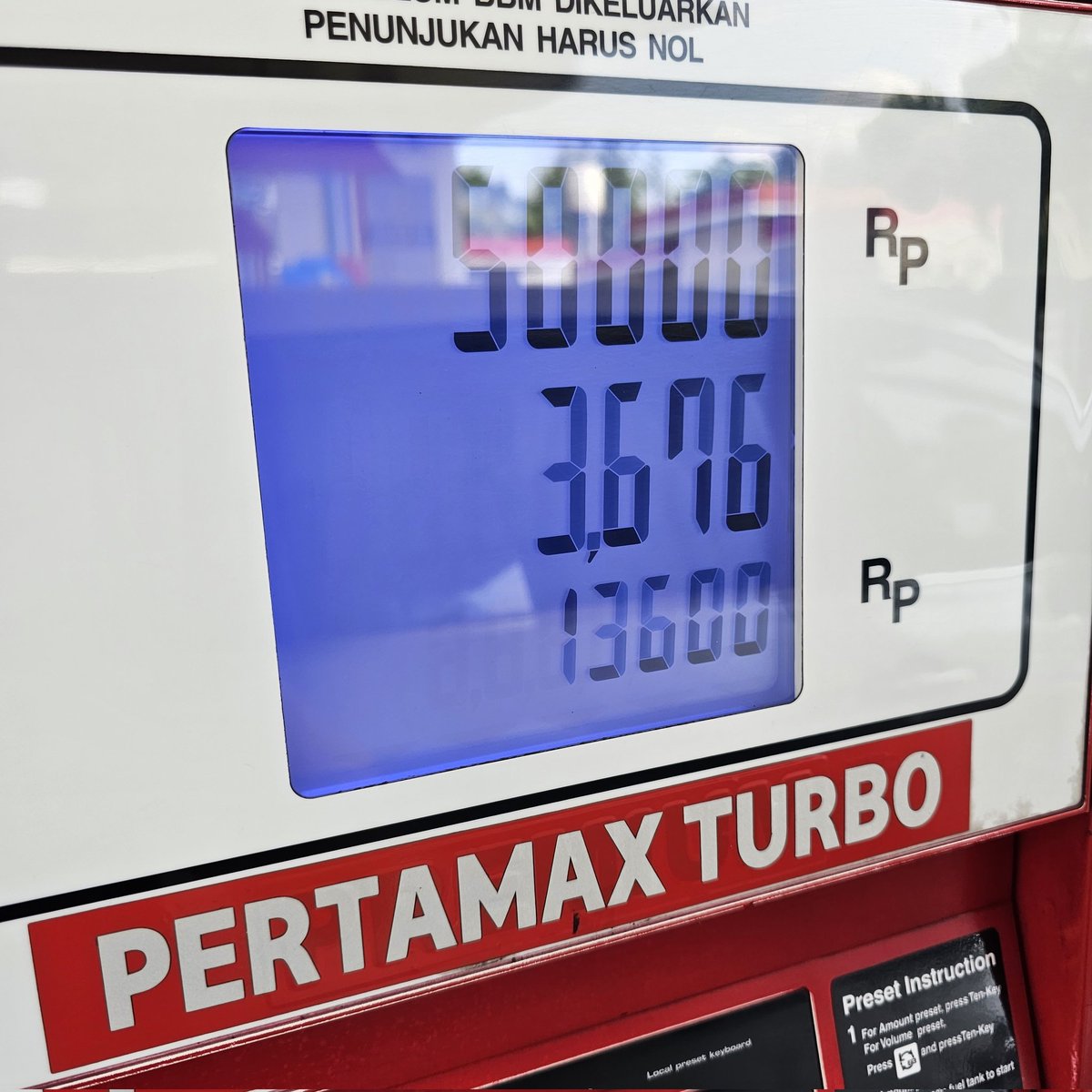 ridwanhr's tweet photo. Barusan isi bensin mobil 50rb, beneran nggak nambah cuy meterannya 😂 https://t.co/FJQ8ztMoV0