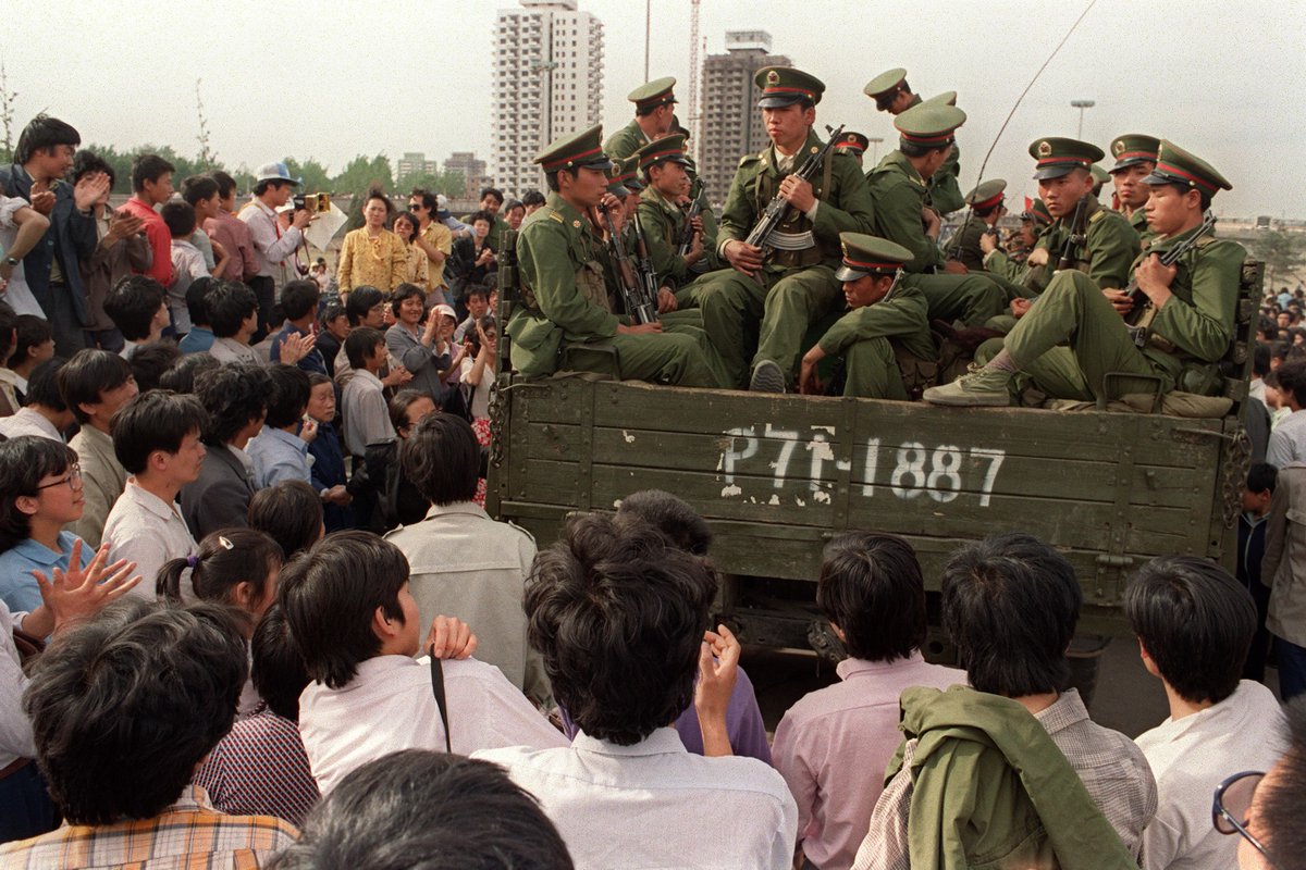 parlarono con loro
e i soldati ascoltarono quello che il PCC aveva paura di sentire

il leader Zhao Ziyang 
deposto per non aver voluto dichiarare la Legge Marziale
andò in piazza ad avvisare gli studenti dell'imminente arrivo dei carri armati

questa cosa gli costò gli arresti⬇️