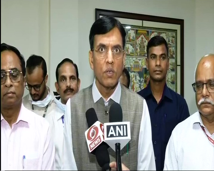 Over 100 patients need critical care and for their treatment, expert doctors from Delhi AIIMS, Lady Hardinge Hospital & RML Hospital along with modern equipment and medicines have reached here: Union Health Minister Mansukh Mandaviya
 
#OdishaTrainTragedy