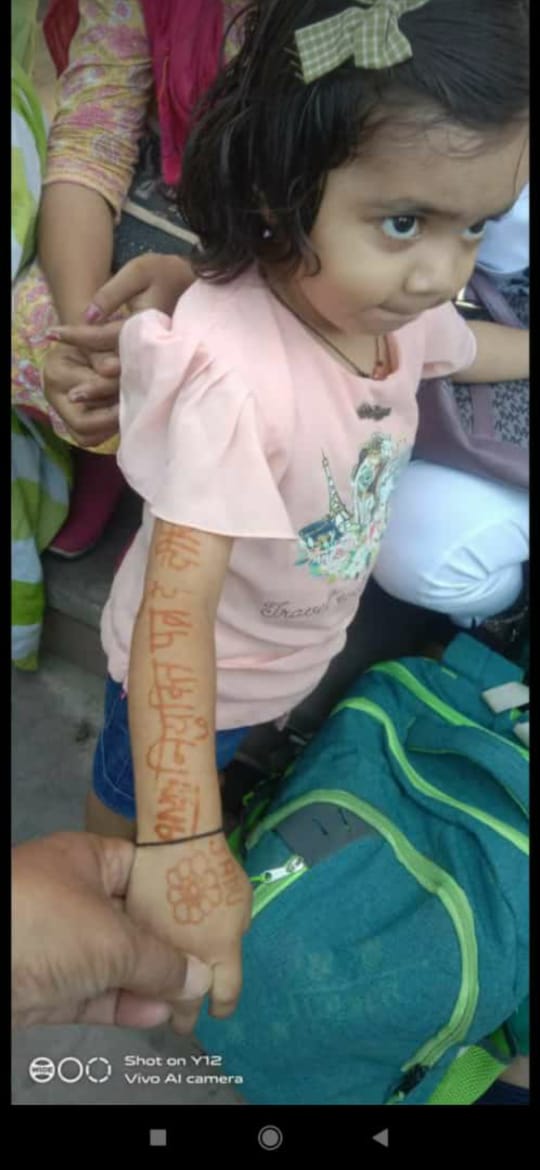 AhemSaini44280's tweet photo. अपनी माँ की जॉइनिंग का इंतजार करती एक छोटी बच्ची #योगी जी अशल में ऐ बच्ची अपने फ्यूचर के लिए अपनी माँ की जॉइनिंग  लेने के लिए आप के पास आइ है। 
@myogiadityanath @myogioffice @PMOIndia @brajeshpathakup @sureshkhannabjp https://t.co/DXYTae0S1Z
