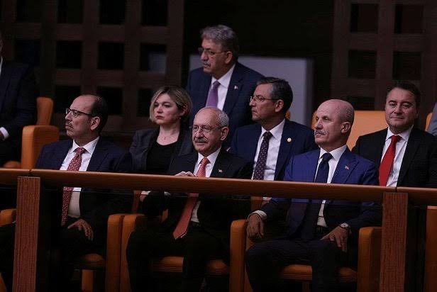 Ben olsam, yemin törenimde
“2014’de karşıma Ekmeleddin bey gibi bir aday çıkaran, 2018’de kerhen karşıma çıkardığı adayının arkasında durmayan, 2023’te 3. kez aday olmama en ufak bir itirazda bulunmayarak 3. kez Cumhurbaşkanı adayı olmamda ve yine sandıklara sahip çıkmayarak 3.