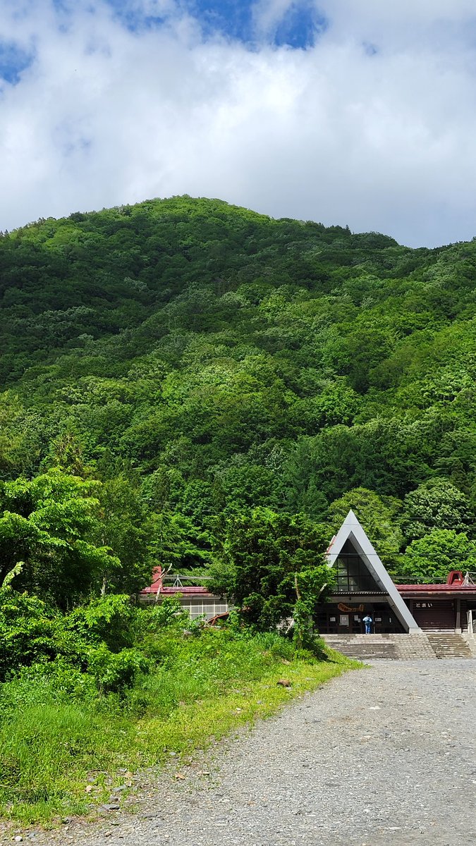 Commuting_rush's tweet image. 3年ぶりくらいに土合に行きましたが土合が観光地化されていました！駅構内にカフェと道を挟んだ向かい側にもカフェ＆レストランが有り良い感じでしたね。
#土合駅