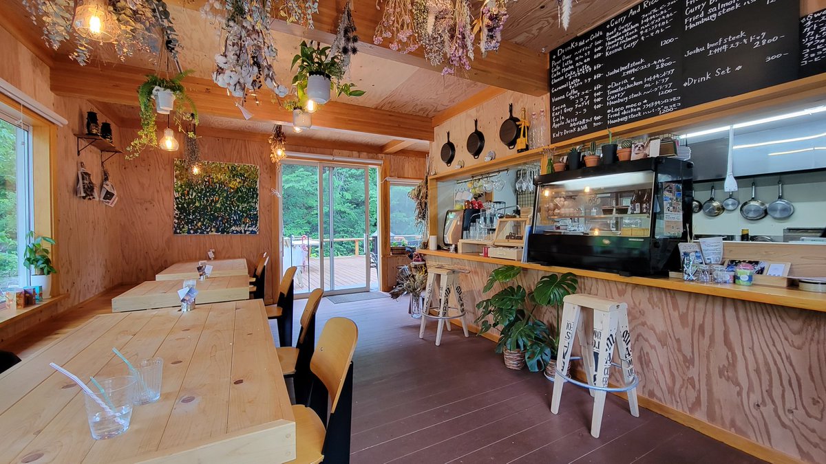 Commuting_rush's tweet image. 3年ぶりくらいに土合に行きましたが土合が観光地化されていました！駅構内にカフェと道を挟んだ向かい側にもカフェ＆レストランが有り良い感じでしたね。
#土合駅