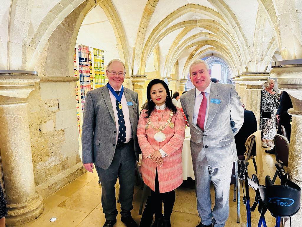 What a profoundly moving Service at @RochesterCathed, Medway’s very own #PeoplesCathedral led by the Rt Rev @JonathanRGibbs to celebrate 305th Anniversary of The French Hospital in Rochester, spreading message of kindness, especially to those in need of support. 
#ProudToBeMedway