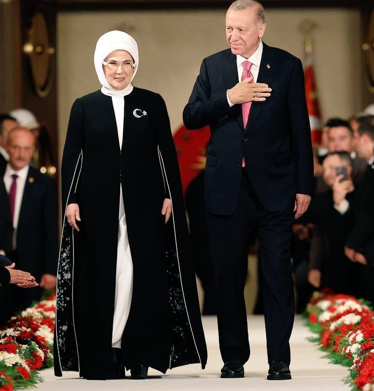 Ferda_3365's tweet photo. Günün anlam ve önemine uygun bir kıyafet olmuş Emine hanım tüm dünyaya meydan okumuş…
Umarım mesaj alınmıştır.
Geliyor gelmekte olan 👍🇹🇷👏
#kabine #CumhurbaşkanlığıKabinesi 
#EmineErdoğan https://t.co/HCgU3IrgzA
