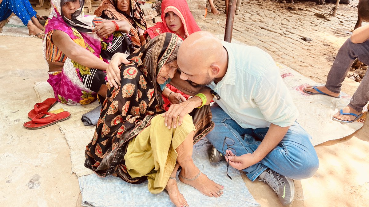 Sumitchauhaan's tweet photo. साढूपुर दलित हत्याकांड और यादव जाति !

फिरोज़ाबाद के साढूपुर दलित हत्याकांड में डाकू अनार सिंह यादव ने 10 लोगों की हत्या करने और कई लोगों को गोली मारकर घायल करने के बाद एक चिट्ठी छोड़ी थी। चिट्ठी में उसने बताया था कि उसने सिर्फ दहशत फैलाने के लिए निर्दोष दलितों को मार डाला है क्योंकि पुलिस उसके परिवार वालों को परेशान कर रही थी। 

अनार सिंह यादव धमकी देता है कि अगर पुलिस उसके घर वालों को परेशान करती रही तो वो यूं ही निर्दोष दलितों का कत्लेआम करता रहेगा। अनार सिंह यादव ने पुलिस को धमकाने के लिए जानबूझकर जाटवों को अपना शिकार बनाया। उसने मोहल्ले में आकर पूछा और कंफर्म किया कि ये जाटवों का मोहल्ला है और फिर फायरिंग की। 

वो दौैर पुराना था, 42 साल पहले 30 दिसंबर 1981 को एक पिछड़ी जाति के डाकू ने दलितों का कत्लेआम किया था। अब वक्त बदल चुका है लेकिन क्या अभी भी ओबीसी जाति के लोग दलितों के साथ इसी तरह की वारदातों को अंजाम नहीं दे रहे? इतने सालों में भी ओबीसी जातियां क्यों नहीं सुधरी?

साढूपुर गांव के जाटवों ने मुझे बताया कि गांव के यादवों ने उनका जीना हराम कर रखा है। कुछ साल पहले ही यादवों ने खेत में शौच के लिए गए एक नाबालिग दलित लड़के के साथ गैंगरेप किया था। इस गांव में जाटवों के साथ जातिवाद, हमले और हिंसा करने वाले सबसे ज्यादा यादव हैं। 

सवाल उठता है कि आप क्यों नहीं सुधर रहे? क्या दलित समाज अपने लोगों की लाशों की कीमत पर बहुजन एकता को बना रख पाएगा? मुझे ये कहते हुए बहुत तकलीफ हो रही है लेकिन सच में ओबीसी जातियां लगातार दलितों को बेहद निराश करती जा रही हैं। 

साढूपुर गांव पर हमारी ग्राउंड रिपोर्ट देखने के लिए इस लिंक पर क्लिक करें। Video Link - https://t.co/VQdlEKu2OO