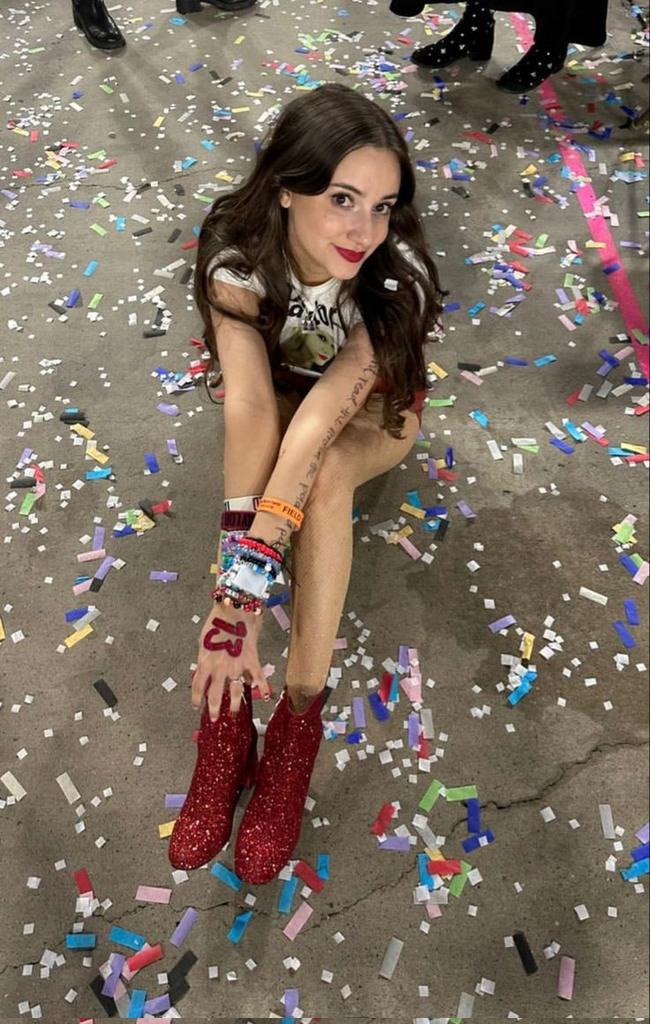peraltasswift's tweet photo. A TROCA DE PULSEIRAS NA THE ERAS TOUR - a thread 

+ PRODUTOS DA SHEIN https://t.co/2OrB5NdeQD