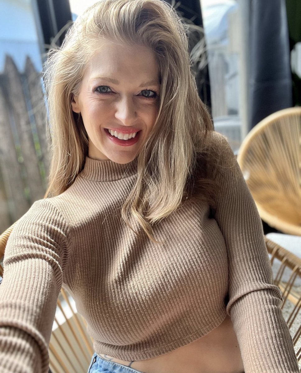 PhilJane18's tweet photo. Is a 39 years old single mother of one not cute?😘 https://t.co/2bTTfBfSa5