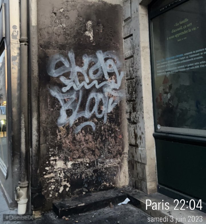 @GregorPardalis @prefpolice @PompiersParis 24h plus tard, l’équipe Déco de #Paris10 est intervenue 😤

#RueDeParadis