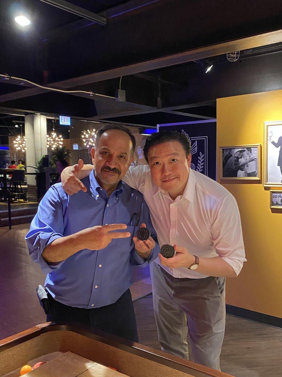 StephenVLiu's tweet photo. Fun times @SPiNWindyCity post #ASCO23 with good friends @delvysra @benlevylungdoc @mike_gramling @Jbauml @HosseinBorghaei @IDEOlogyHealth @AnaArance1 https://t.co/Er2veESXWN