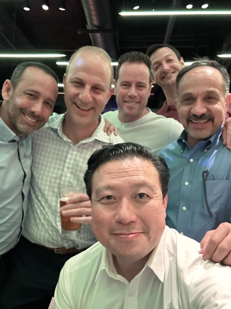 StephenVLiu's tweet photo. Fun times @SPiNWindyCity post #ASCO23 with good friends @delvysra @benlevylungdoc @mike_gramling @Jbauml @HosseinBorghaei @IDEOlogyHealth @AnaArance1 https://t.co/Er2veESXWN