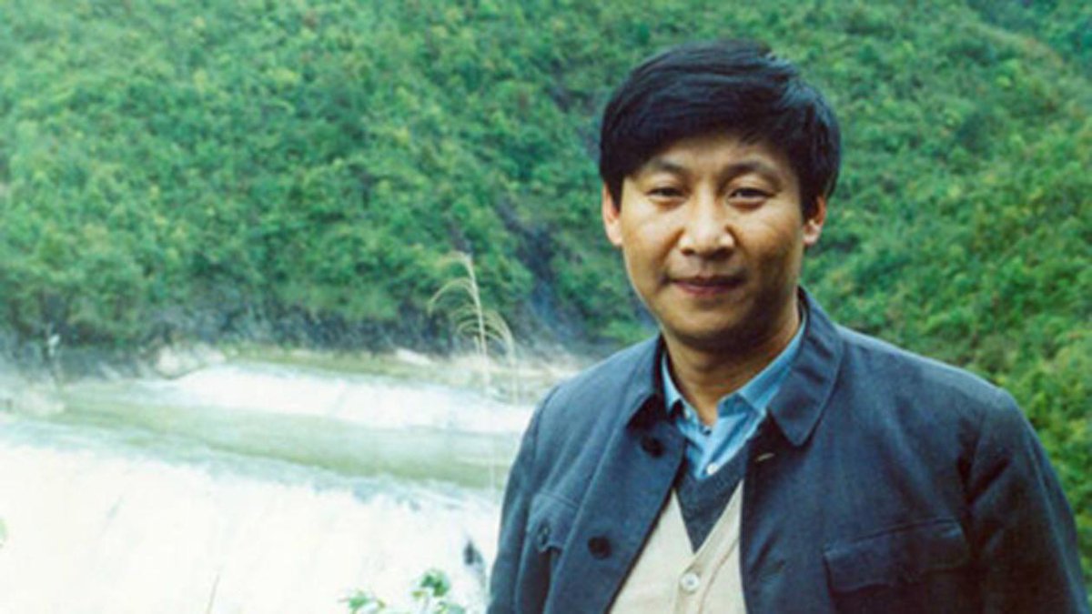 CarlZha's tweet photo. During the Tiananmen Square protest, Xi Jinping served as Communist Party Secretary at Ningde, Fujian.

A group of students frm Wenzhou rode buses painted w slogans tried to enter Fujian. Xi ordered to stop buses at the border, washed off slogans, and sent students back to school. Xi also visited local schools to talk w students and faculties.

After June 4th, Xi gave orders to local Public Security Bureaus (PSB) “与党中央保持高度一致，坚决听从党中央指挥”, “缩小打击面、扩大教育面，不搞人人过关，不要造成人人自危” "keep in sync w Party Central in Beijing...limit number of people to persecute, broaden number of people to educate. Don't investigate everyone. Don't make everyone afraid."

Xi's specific instruction for local PSB was “多做得人心的事情，让人民满意”     "Do more to gain public support"
