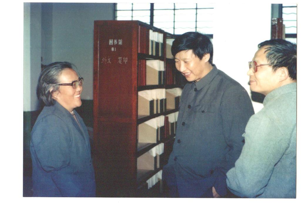 CarlZha's tweet photo. During the Tiananmen Square protest, Xi Jinping served as Communist Party Secretary at Ningde, Fujian.

A group of students frm Wenzhou rode buses painted w slogans tried to enter Fujian. Xi ordered to stop buses at the border, washed off slogans, and sent students back to school. Xi also visited local schools to talk w students and faculties.

After June 4th, Xi gave orders to local Public Security Bureaus (PSB) “与党中央保持高度一致，坚决听从党中央指挥”, “缩小打击面、扩大教育面，不搞人人过关，不要造成人人自危” "keep in sync w Party Central in Beijing...limit number of people to persecute, broaden number of people to educate. Don't investigate everyone. Don't make everyone afraid."

Xi's specific instruction for local PSB was “多做得人心的事情，让人民满意”     "Do more to gain public support"