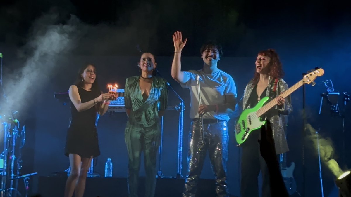 Hermoso concierto ⁦⁦<a href="/javieramena/">.</a>⁩ 👌😎🎊🚀 Un gusto poder haberte visto otra vez. Feliz cumple 🎊🎉🎂🚀Te queremos! 🚀🚀🚀🚀