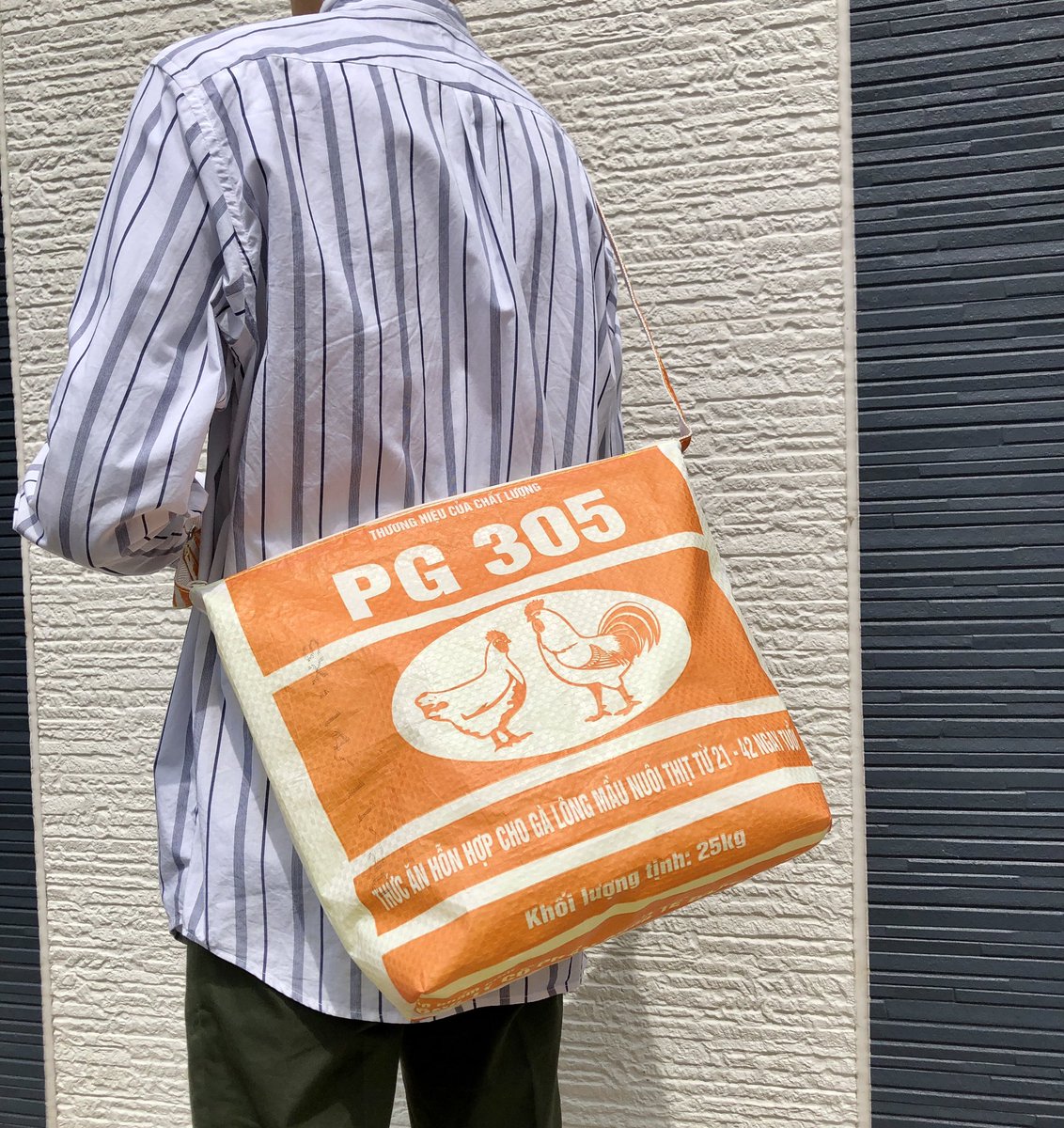 tuan_bag's tweet photo. air-shoulder🕊

軽い新感覚飼料袋で作るショルダーバッグの新柄です❗️

内布はイエローのネオンカラーポリエステル布
白地の飼料袋がクリーム色に見える
透け感ハンパなし😳

オレンジ🐓🐓🧡🧡🧡

#飼料袋 #ショルダーバッグ #アップサイクル #upcycle  #tuantuan #エシカル #中目黒 #超軽量バッグ https://t.co/p248EVcT8V
