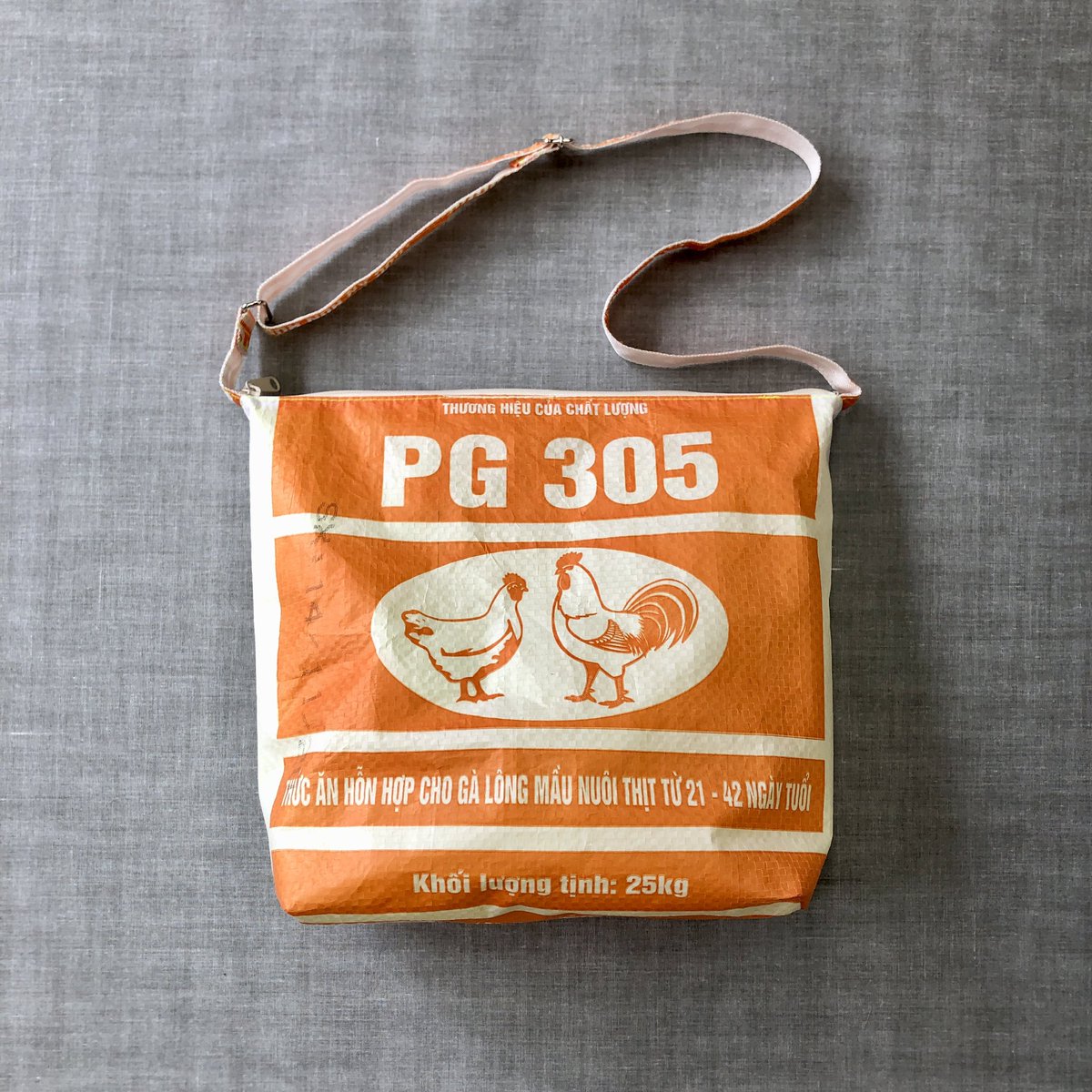tuan_bag's tweet photo. air-shoulder🕊

軽い新感覚飼料袋で作るショルダーバッグの新柄です❗️

内布はイエローのネオンカラーポリエステル布
白地の飼料袋がクリーム色に見える
透け感ハンパなし😳

オレンジ🐓🐓🧡🧡🧡

#飼料袋 #ショルダーバッグ #アップサイクル #upcycle  #tuantuan #エシカル #中目黒 #超軽量バッグ https://t.co/p248EVcT8V