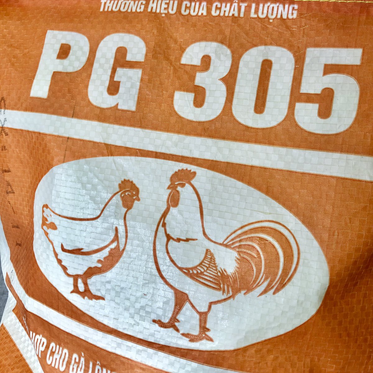 tuan_bag's tweet photo. air-shoulder🕊

軽い新感覚飼料袋で作るショルダーバッグの新柄です❗️

内布はイエローのネオンカラーポリエステル布
白地の飼料袋がクリーム色に見える
透け感ハンパなし😳

オレンジ🐓🐓🧡🧡🧡

#飼料袋 #ショルダーバッグ #アップサイクル #upcycle  #tuantuan #エシカル #中目黒 #超軽量バッグ https://t.co/p248EVcT8V