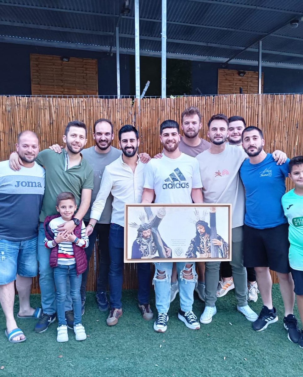 Los Cirineos del Señor han querido darle un reconocimiento a dos compañeros que en este 2023 han contraído matrimonio.

Por tu disposición, tu esfuerzo y tu compañerismo. Cirineo del Señor.

Que seáis muy felices en esta nueva andadura y que nuestro Señor os guíe y ayude.💜💚