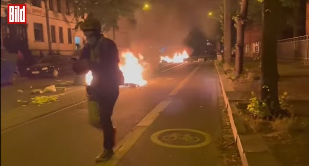 M_Reichardt_AfD's tweet photo. TEILEN! Während die staatsalimentierten linken Terrortruppen als 5. KOLONNE der #Ampel überall randalieren dürfen, beobachtet das sog. @BfV_Bund die demokratische Opposition @AfD &amp; deren Jugend @JA_Deutschland. @NancyFaeser jagt verwirrte Rentner!
https://t.co/03vSj70U3R https://t.co/YQqOtKuZeA