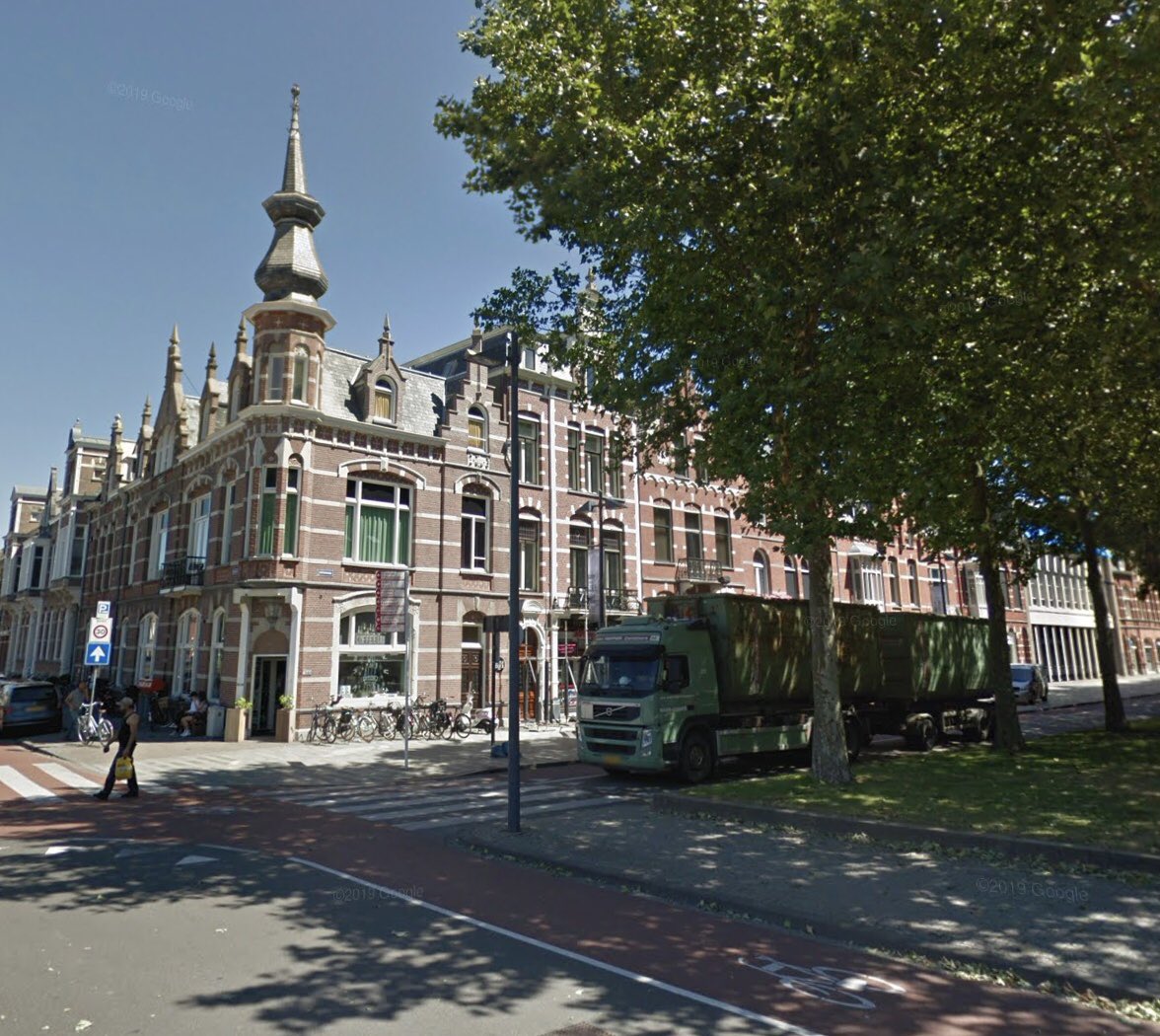 Rond 1900 werd in Den Bosch bij het station Hotel Du Commerce gebouwd. De naam als verwijzing naar de handelsgeest van de stad. Tot oktober 1944 zou het hotel blijven bestaan. Toen werd het vernield met het bevrijden van de stad.