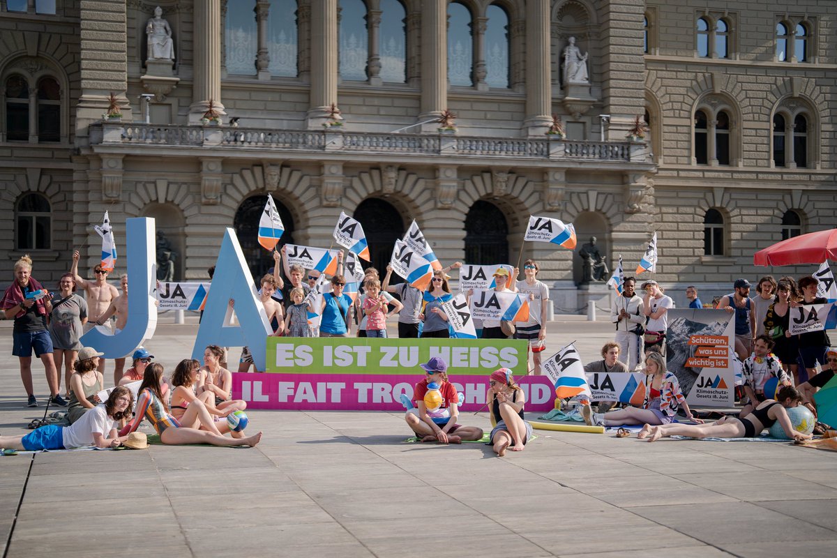 Es ist zu heiss! Samstagabend inszenierten wir auf dem Bundesplatz ein Badefest, um auf die Dringlichkeit der Annahme des Klimaschutzgesetzes hinzuweisen. Zur Medienmitteilung 👉 bit.ly/badefest 
#klimaschutzgesetz #AbstimmungCH #klimaschutz