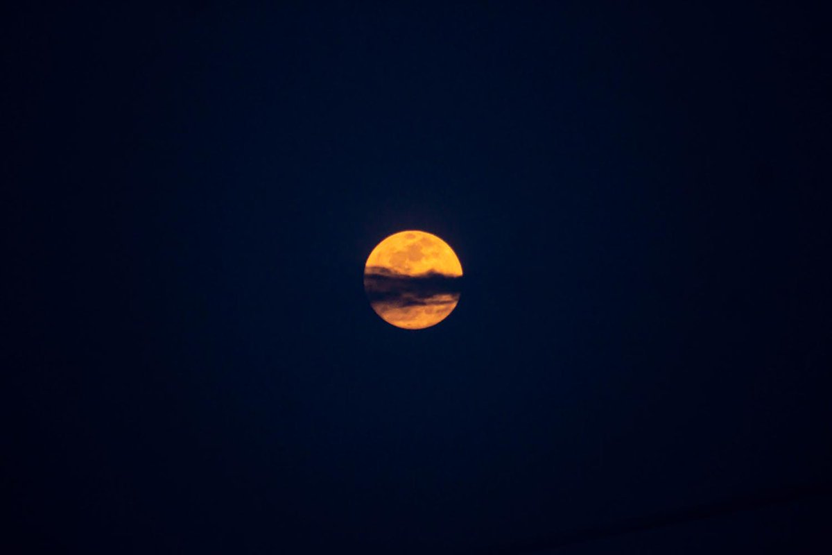 PhilippineStar's tweet photo. Moon river, wider than a mile 🎵🌚

The moon, which is near full phase, glows over Alicia, Isabela on Saturday evening. (Photos courtesy of Darren Kyle Mabagos) https://t.co/NIGG8Q4F11