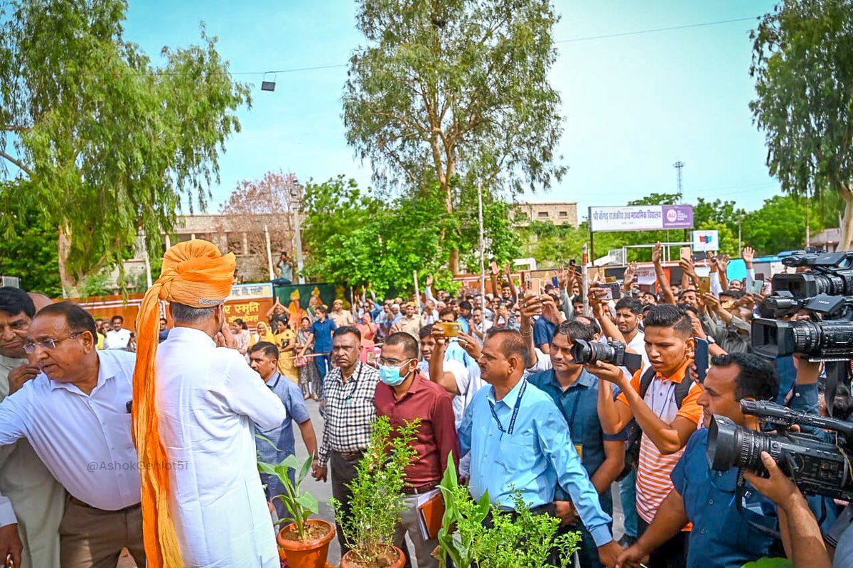 ashokgehlot51's tweet photo. विजयी विश्व तिरंगा प्यारा,
झंडा ऊंचा रहे हमारा !
 
पाली में 100 फीट ऊंचे तिरंगे का ध्वजारोहण किया।

ऊंचाइयों प�� शान से लहराता हमारा राष्ट्रध्वज हम सभी का अभिमान है। https://t.co/BLwUOQ4z7x