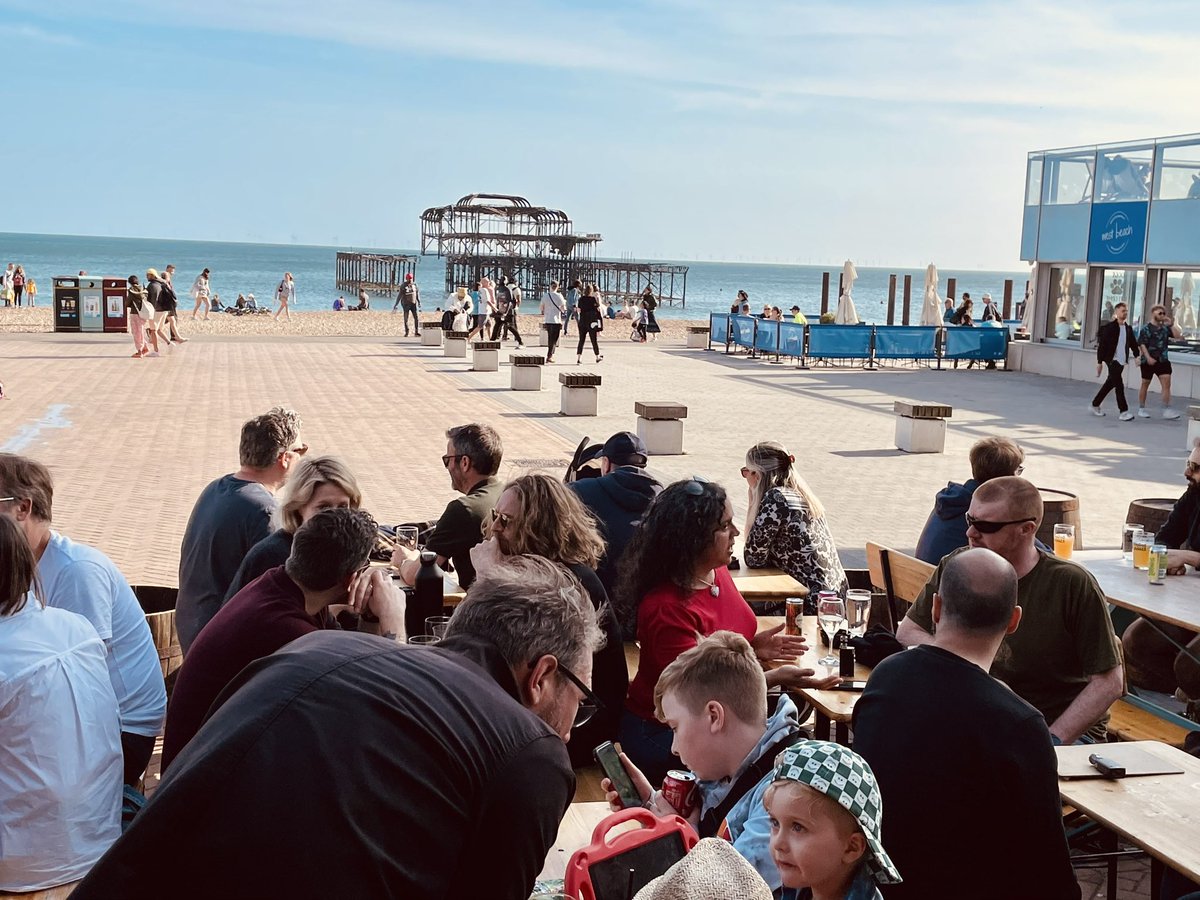 Sunny Sunday Suits Sumptuous Beers on #Brighton Beach! 🌞 🍺 Check NEW The West Tap opposite #westpier open from 12-8pm with 6 draught lines, a fridge full of more beer 🍺 plus array of Low & No 🍻, wine 🍷 and cocktails 🍹 Perfect place to chill on a Sunday with a cold one