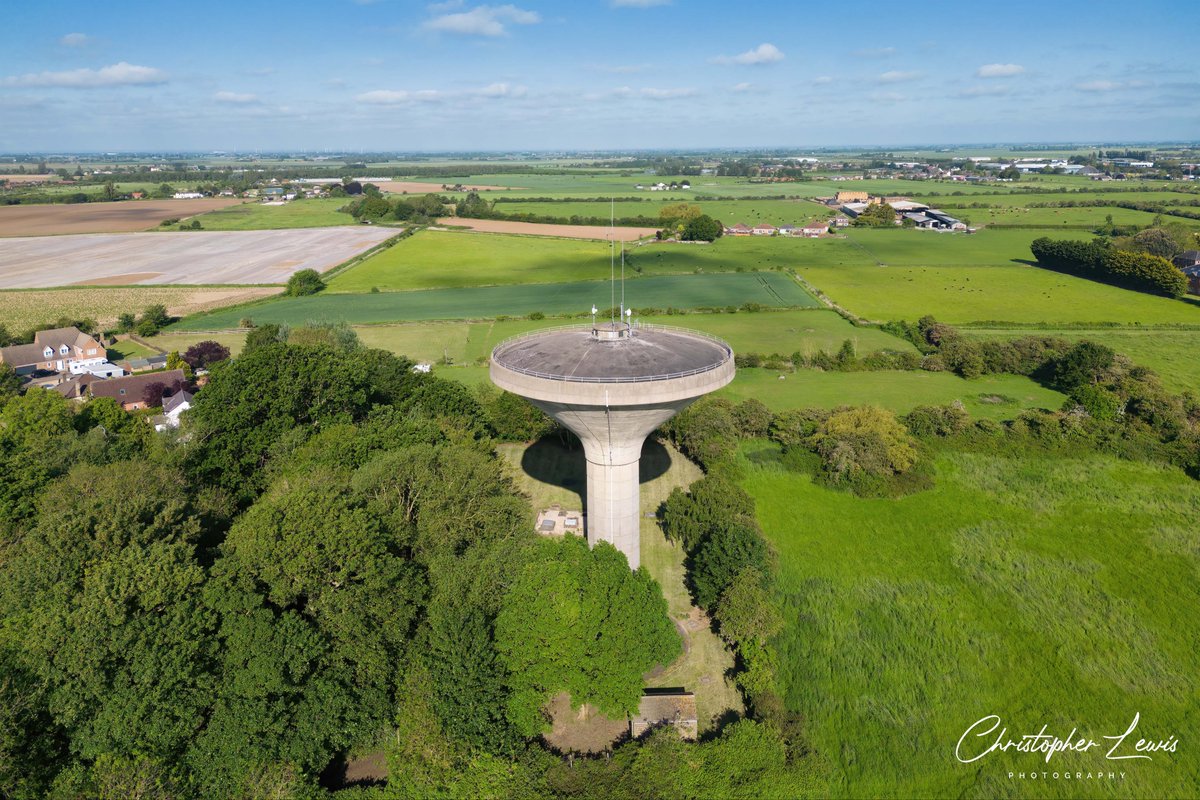 Boston Market place and the water tower @Boston_lincs @BostonTownscape @Bostonboro @Bostonboston @LydiaSRusling @LincsSkies @Lincolnincs @Michellesacks2 #LincsConnect #bostonstump #bostonmarketplace #watertower #fields #bluesky #stbotolphschurch