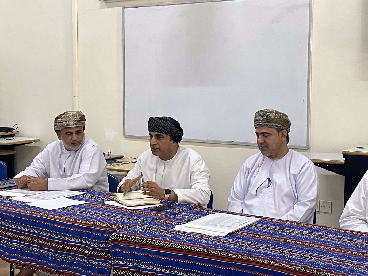 إجتماع خاص بالهيئة الإدارية والتدريسية بالمدرسة لمناقشة برنامج الإنماء المهني وكذاك عدد من المواضيع الخاصة بالإرتقاء بالعملية التعليمية.
ترأس الإجتماع الأستاذ الفاضل : خالد بن عوض السكيتي ( مدير المدرسة )