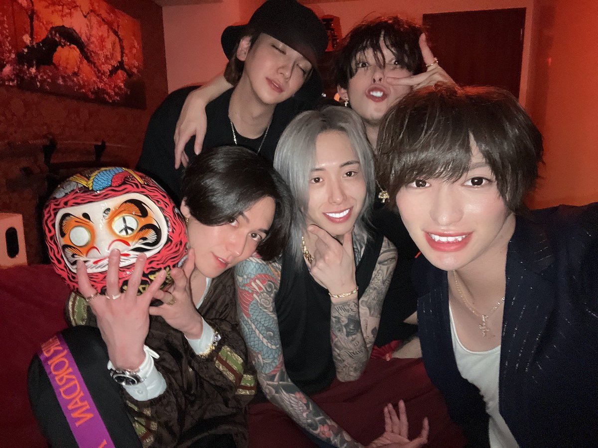 ive000ive's tweet photo. 引き寄せの関係に感謝。
みんなで肩組み合って全速前進しよう🔥🔥🔥 https://t.co/xRcb2WwuUK