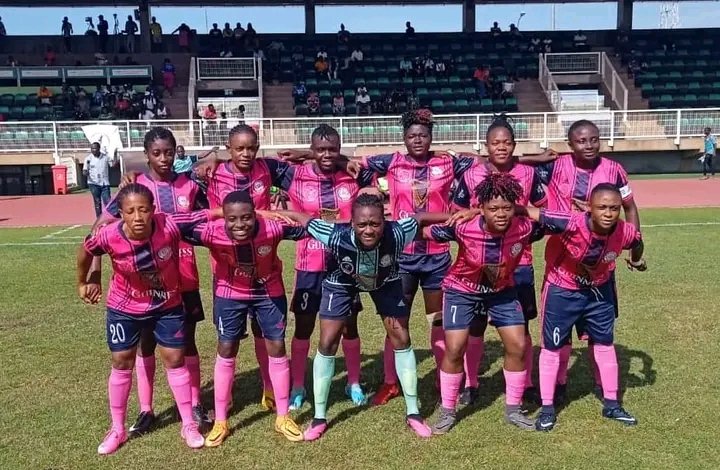 Hier Face à  #NgandeuFF , comme promis à notre public nous leur avons offert une magnifique victoire sur le score sans appel de (4 - 1) .
Je suis d'autant plus fière car par mes 2 passes décisives j'ai à ma manière aider mes coéquipières 
#FootballFeminin 
<a href="/Kosi_foottalk/">KOSI_FOOTTALK</a>