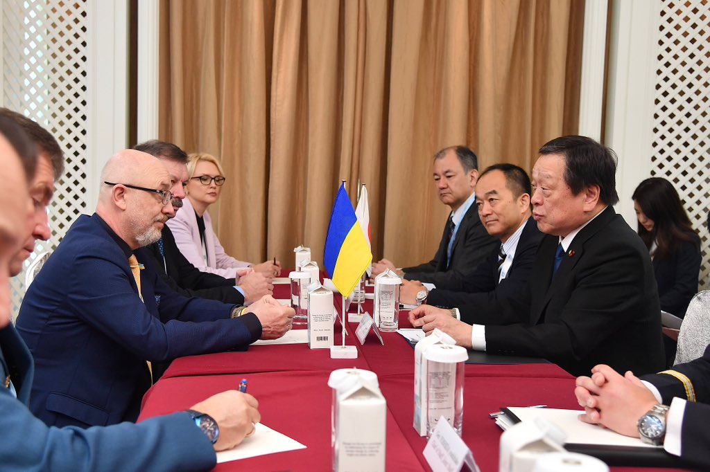 On Jun 4, #DMHamada held a meeting with Minister @oleksiireznikov of #Ukraine. He delivered that #JMOD decided to provide around 100 SDF vehicles as well as to accept Ukrainian injured soldiers to SDF Central Hospital. Mr. Reznikov expressed deep gratitude to this. 🇯🇵🇺🇦 #SLD23