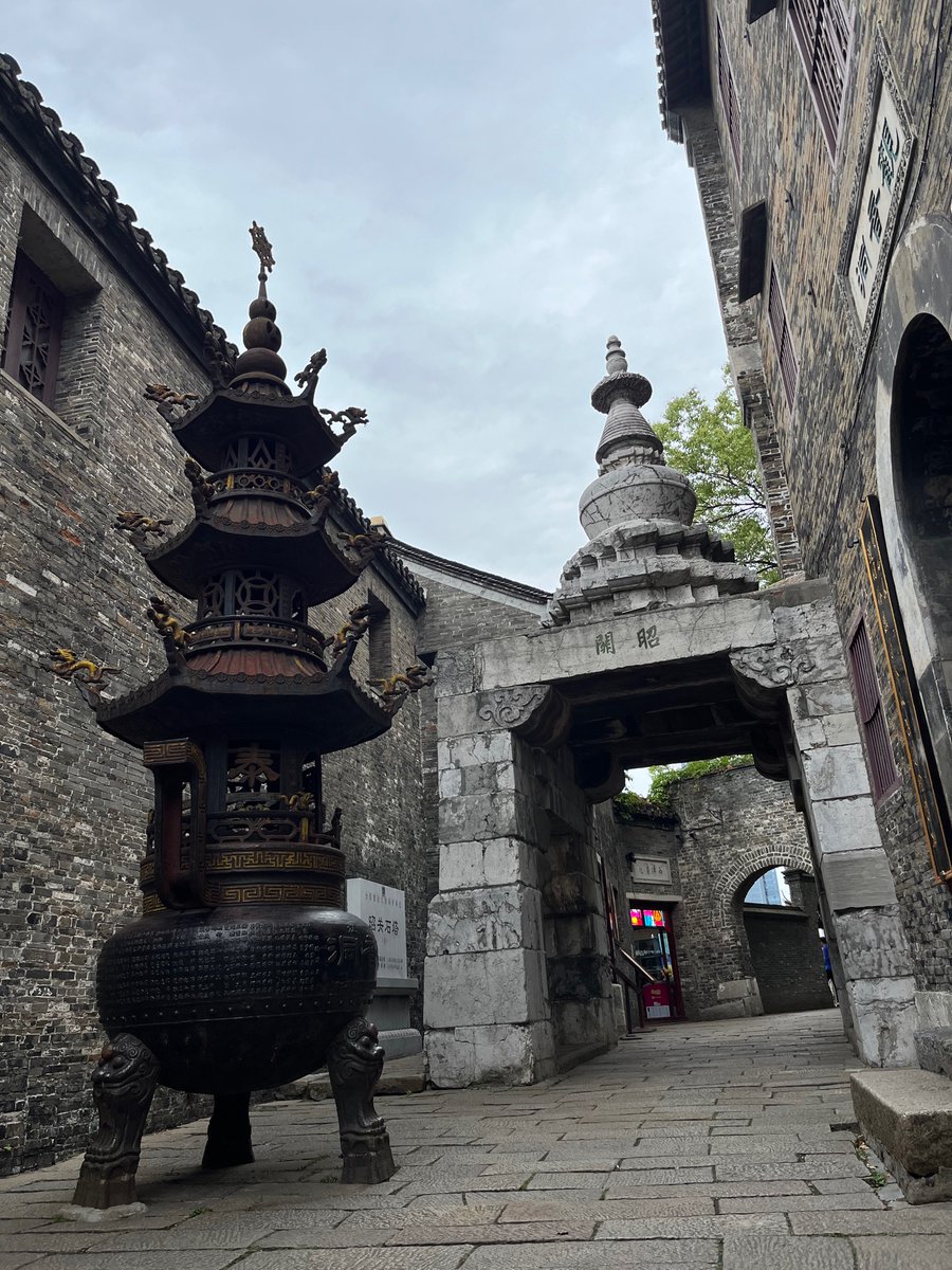 cheap_potatoes's tweet image. 镇江没什么好玩的，就是骑改装车没人管