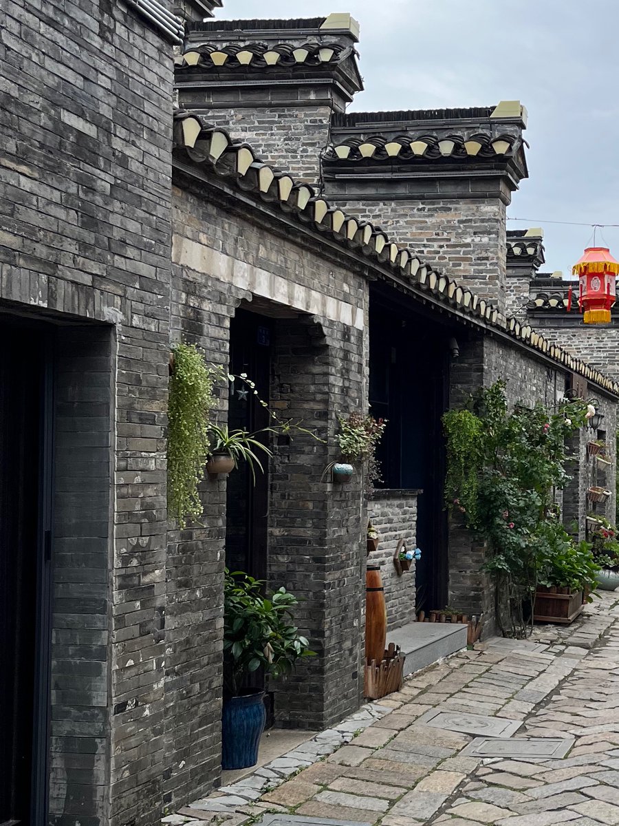 cheap_potatoes's tweet image. 镇江没什么好玩的，就是骑改装车没人管