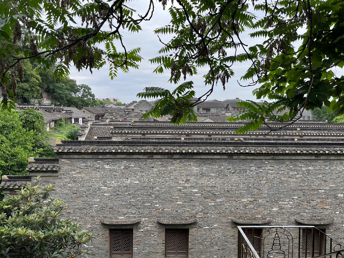 cheap_potatoes's tweet image. 镇江没什么好玩的，就是骑改装车没人管